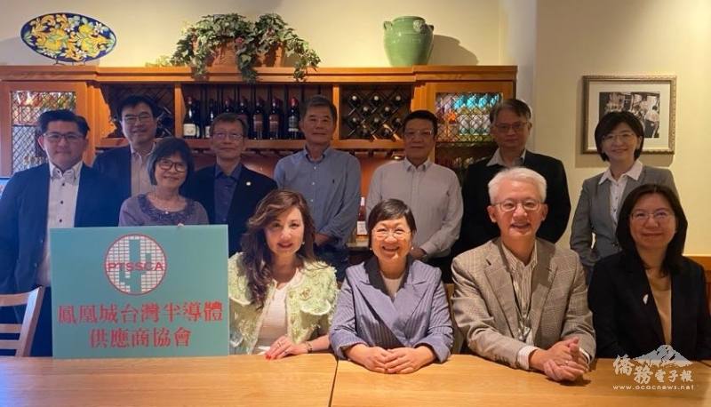 僑務委員會委員長徐佳青(前排中)與鳳凰城臺灣半導體供應商協會會員合影