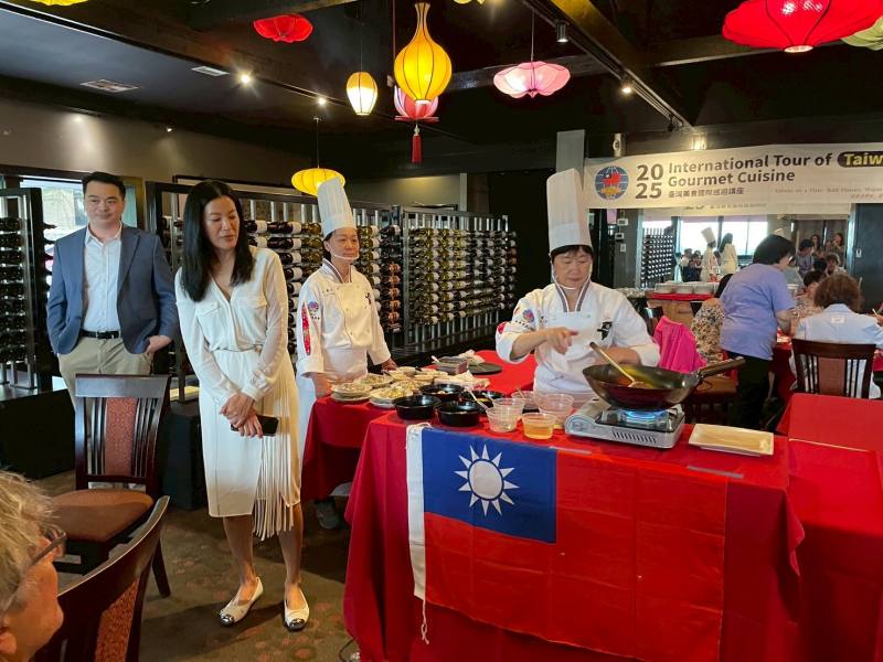 連愛卿和杜麗娟現場展示養生南瓜仔酥和韮蛋蝦仁椒朋友2道拿手好菜