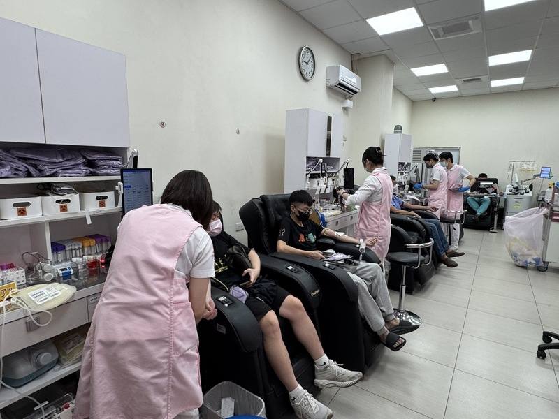 雲林科技大學EMBA第8屆即將畢業，1日在雲林、台中、南投、彰化等地同步舉辦「千人千袋、熱血傳愛」活動，號召民眾挽袖捐血