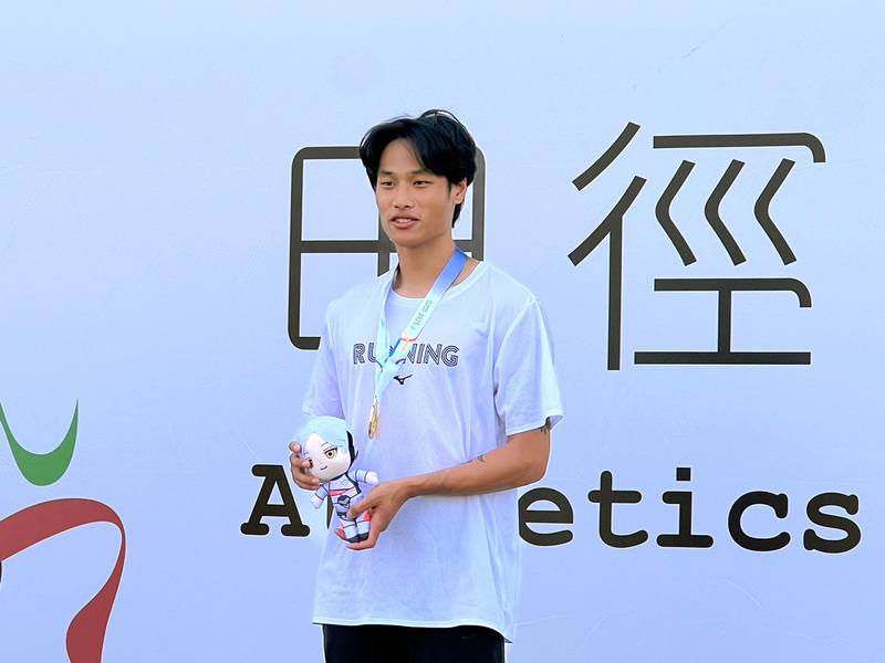 兼打棒球的台灣科技大學王喬弘（圖）未受過田徑正規訓練，大多上網看影片，30日在114年全國大專校院運動會一般男生組100公尺決賽飆出10秒55，這也是他全大運生涯第3面金牌