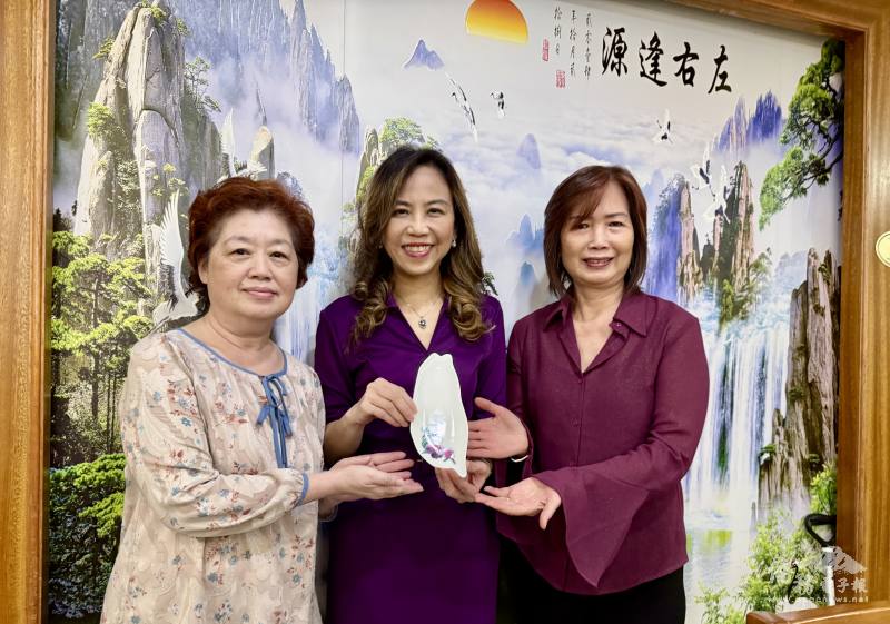 朱怡靜（中）致贈陶瓷臺灣圖形給博愛服務團，由主任委員梁菽芬（左）和執行長曹碧珠（右）代表接受