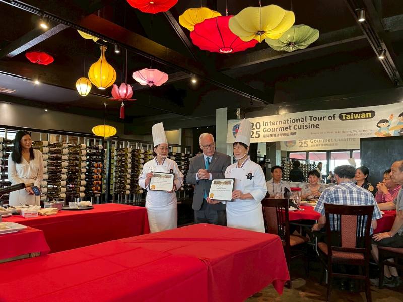 Kirk Watson(中)頒給連愛卿(右)和杜麗娟(左)兩位主廚奧斯汀榮耀市民證書