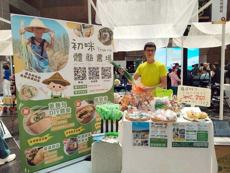 交通部觀光署推廣樂齡旅遊，30日在台北車站舉辦「凰金遊程GOLDEN YEARS + 旅行生活分享日」發表會，多家通過凰金遊程認證的旅行社及其合作夥伴齊聚一堂，展示並販售各種優惠旅遊產品