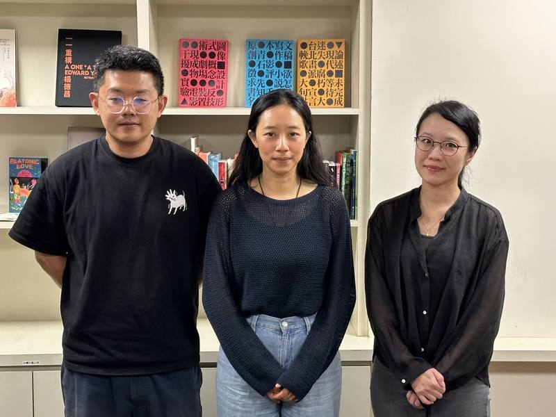 藝術家蔡咅璟、鄭宜欣與徐思穎（左起）3月起在紐約駐村創作，於駐紐約台北文化中心分享經驗。