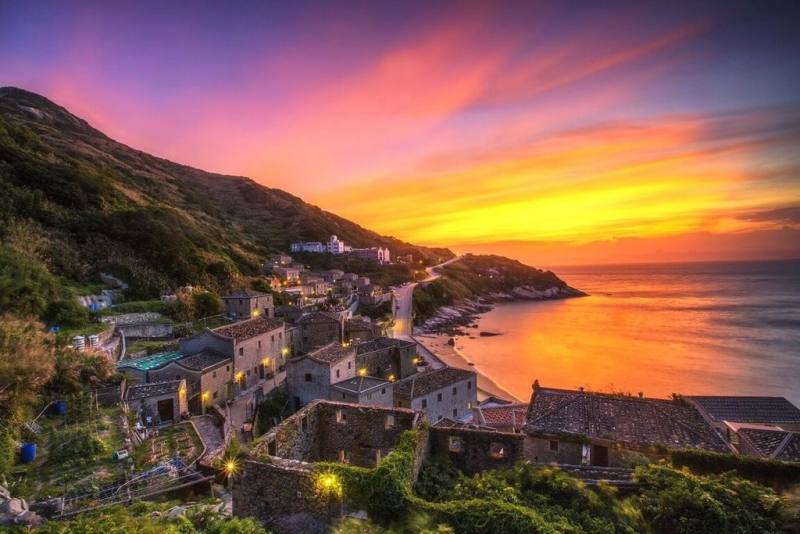 交通部觀光署馬祖國家風景區管理處指出，高雄–馬祖新航線啟航，相信能讓更多人能輕鬆踏上馬祖，感受島嶼古厝的靜謐氛圍。圖為北竿芹壁落日美景。（何南輝攝，馬祖國家風景區管理處提供）