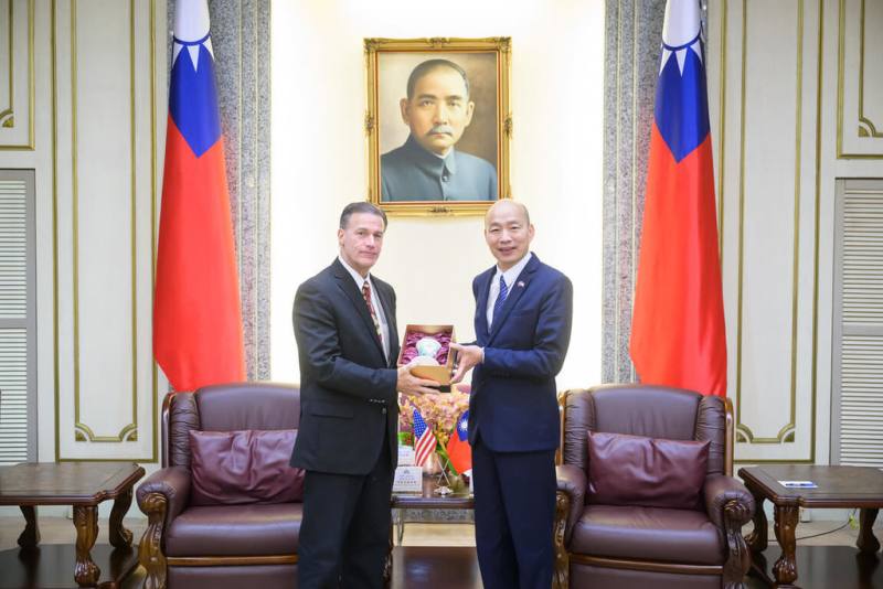 立法院長韓國瑜（右）1日接見前美軍印太司令阿基里諾（左）一行，他表示，立法院朝野黨團一致支持強化國防預算，期盼台美攜手合作，共同維護印太地區的和平與安全。 （立法院提供）