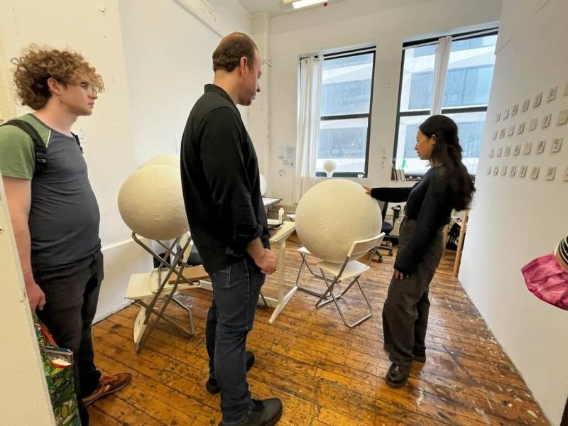 台灣藝術家自3月起在紐約展開駐村創作，鄭宜欣（右1）在工作室與訪者互動。（駐紐約台北文化中心提供）