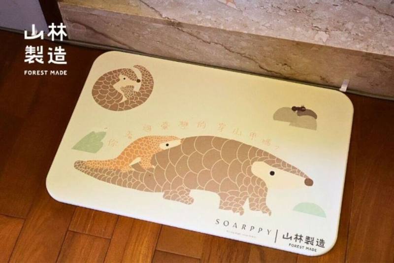農業部林業及自然保育署開發的「山林製造」，有多款酷炫產品，台灣原生動物珪藻土地墊有穿山甲等3款造型）。（林保署提供）