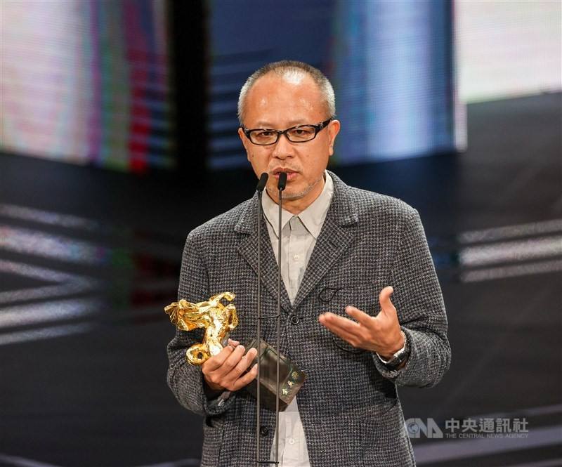 Taiwanese director Chung Mong-hong receives the Golden Horse Award in 2021 for the best original script with "The Falls" in this CNA file photo