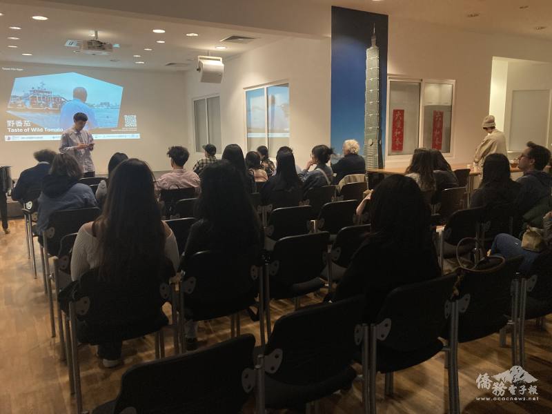 Impression Taiwan member Lee Yung-Cheng (李永丞; person on stage) gave a brief introduction before the screening of Wild Tomato.