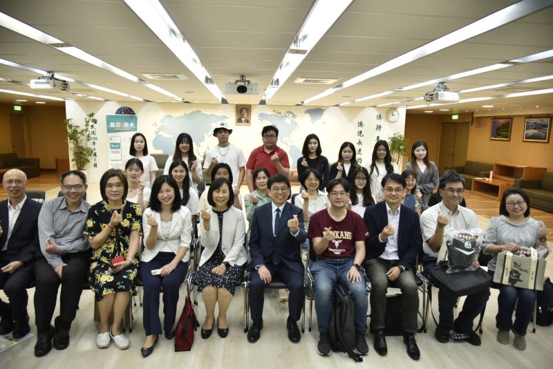 淡江大學國際暨兩岸事務處國際長葉劍木暨學生參訪本會大合照