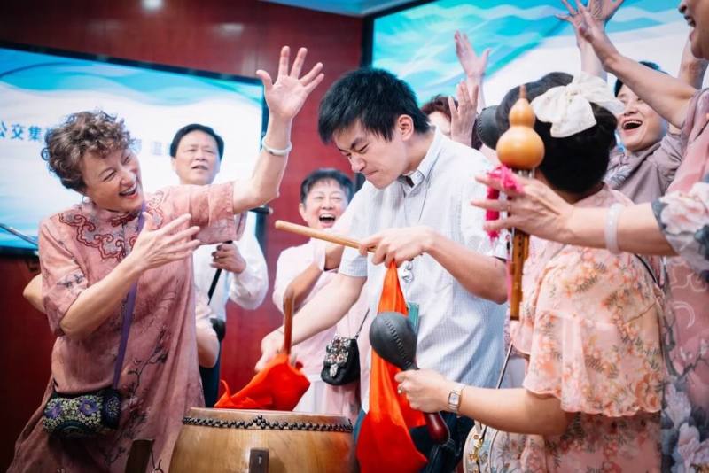 藝人易烊千璽（擊鼓者）在電影「小小的我」中飾演一名腦麻青年，近日將帶著新片來台參與第16屆兩岸電影展，並與台灣影迷相見歡。（兩岸影展提供）