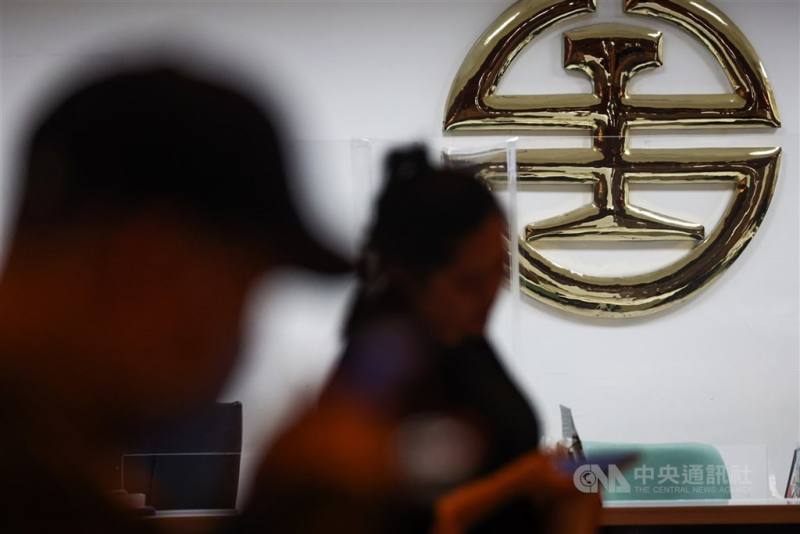 台鐵今年6月起調整轉調人員薪資，另外，從業人員的危險加給、夜點費及地域加給也預計6月發放完成。（中央社檔案照片）