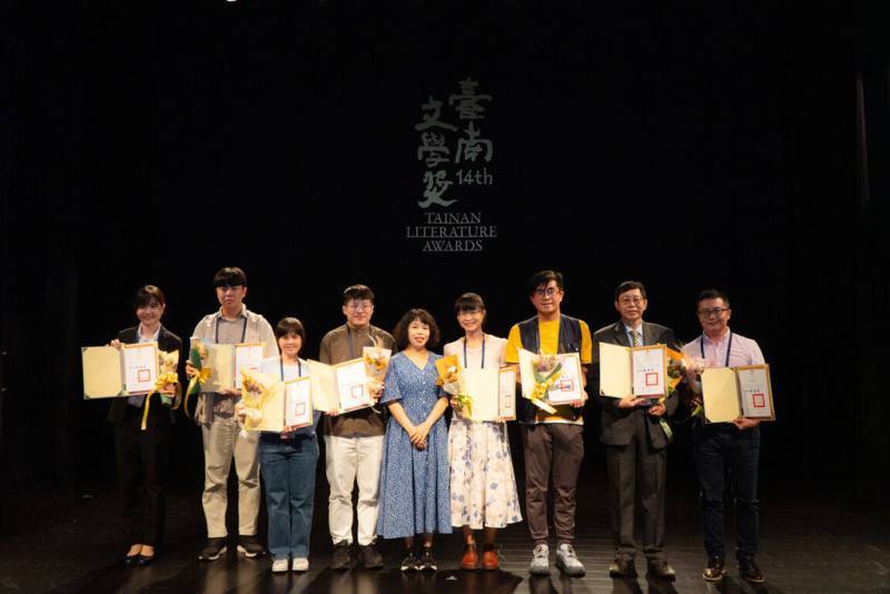 2025第15屆台南文學獎、第5屆葉石濤短篇小說文學獎自1日起開始徵件至7月31日止，盼鼓勵不同世代的創作者以文字述說土地的故事。圖為第14屆台南文學獎頒獎情形。（台南市政府提供）
