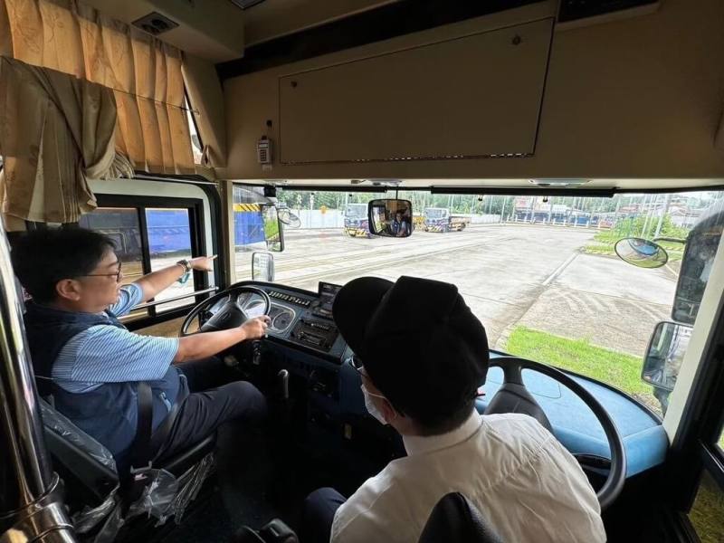 桃園市政府交通局將透過跨局處協力且展開宣傳與媒合，啟動招募僑生參與公車駕駛培訓計畫。（交通局提供）