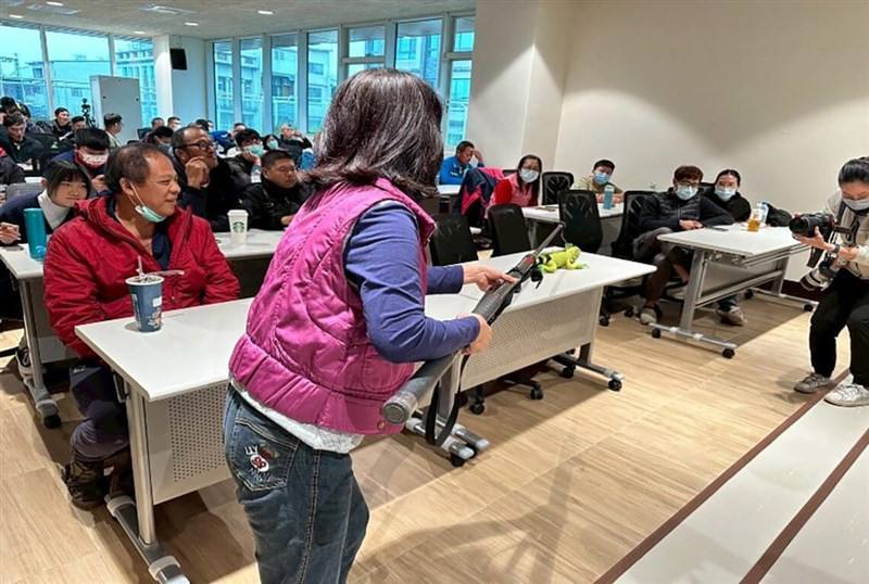 People attend a training session to cull green iguanas. Photo courtesy of the Pingtung County Government Department of Agriculture April 30, 2025