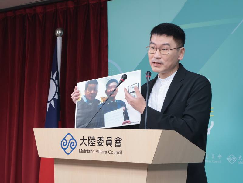 大陸委員會（陸委會）1日下午召開例行記者會，由副主委兼發言人梁文傑主持。梁文傑表示，前陸軍上校向德恩被中共吸收，簽署投降承諾書，還有收賄中共資金行為，不過由於他是組織參與者，不是組織發起者，法院用違背職務收賄罪判刑。