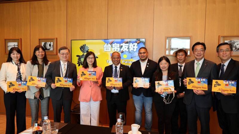 我國代表團與帛琉代表團手持「台帛友好」海報合照，管碧玲主委(左4)、國海院陳璋玲院長(左2)及海保署陸曉筠署長(右4)三為我國重要海洋部門女性首長一同與帛方交流