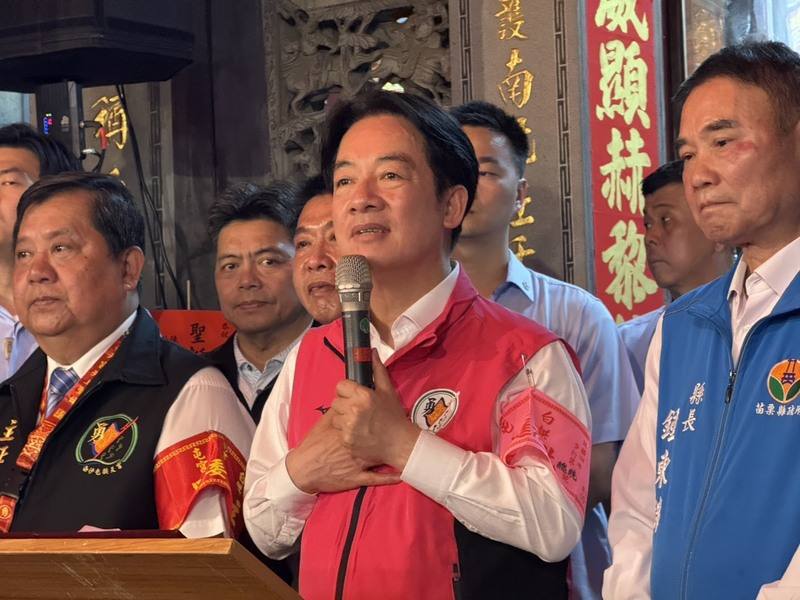 President Lai Ching-te (center) visits Gongtian Temple on Thursday evening to participate in the ceremonial retrieval of the Mazu statue. CNA photo May 1, 2025