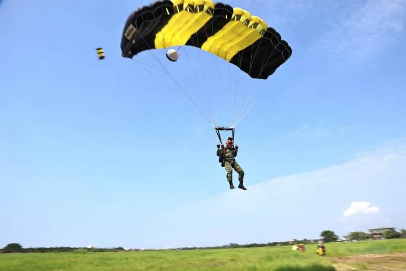 傘教組教官在1萬呎高度進行高空跳傘，並以優異技巧定點著陸。（青年日報提供）