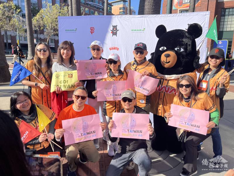 2025年臺灣日活動舊金山辦事處處長賴銘琪夫婦(後排中間)、金山灣區文教中心主任莊雅淑(後排左2)、僑務委員李垣麟(後排左3)與灣區球迷力挺臺灣參與WHA世界組織