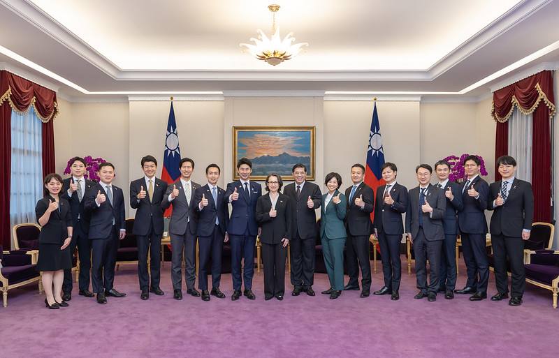 副總統與「日本自民黨青年局幹部訪台團」合影