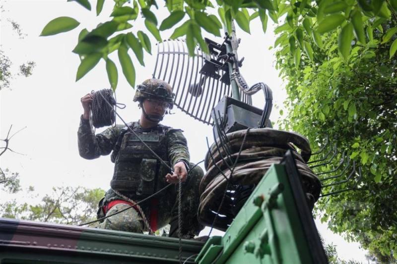 微波臺官兵加固天線網，確保通聯全程訊號暢通。（青年日報提供）
