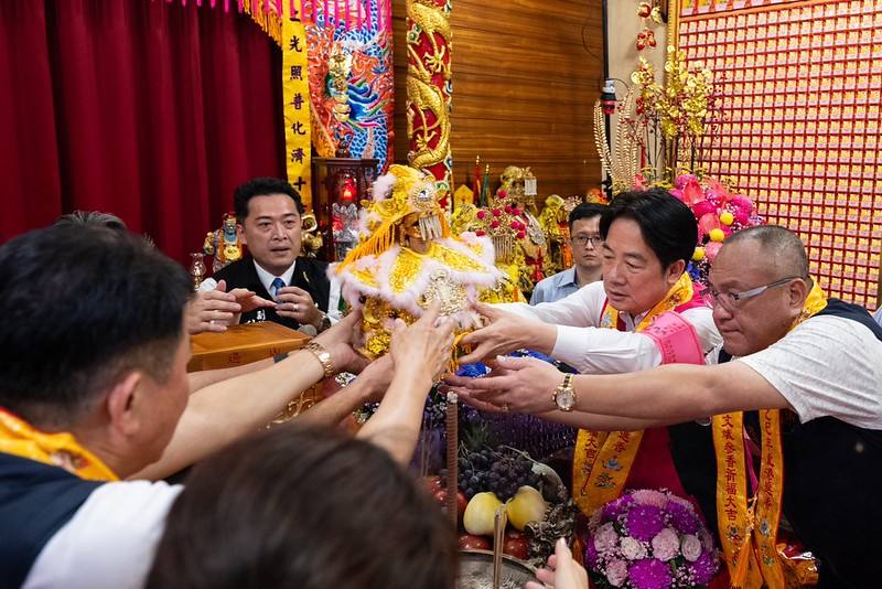 賴清德總統1日晚間前往苗栗縣「山邊媽祖宮」參香並出席白沙屯拱天宮「2025天上聖母乙巳年往北港進香暨揭匾」活動，恭祝媽祖進香活動圓滿順利成功