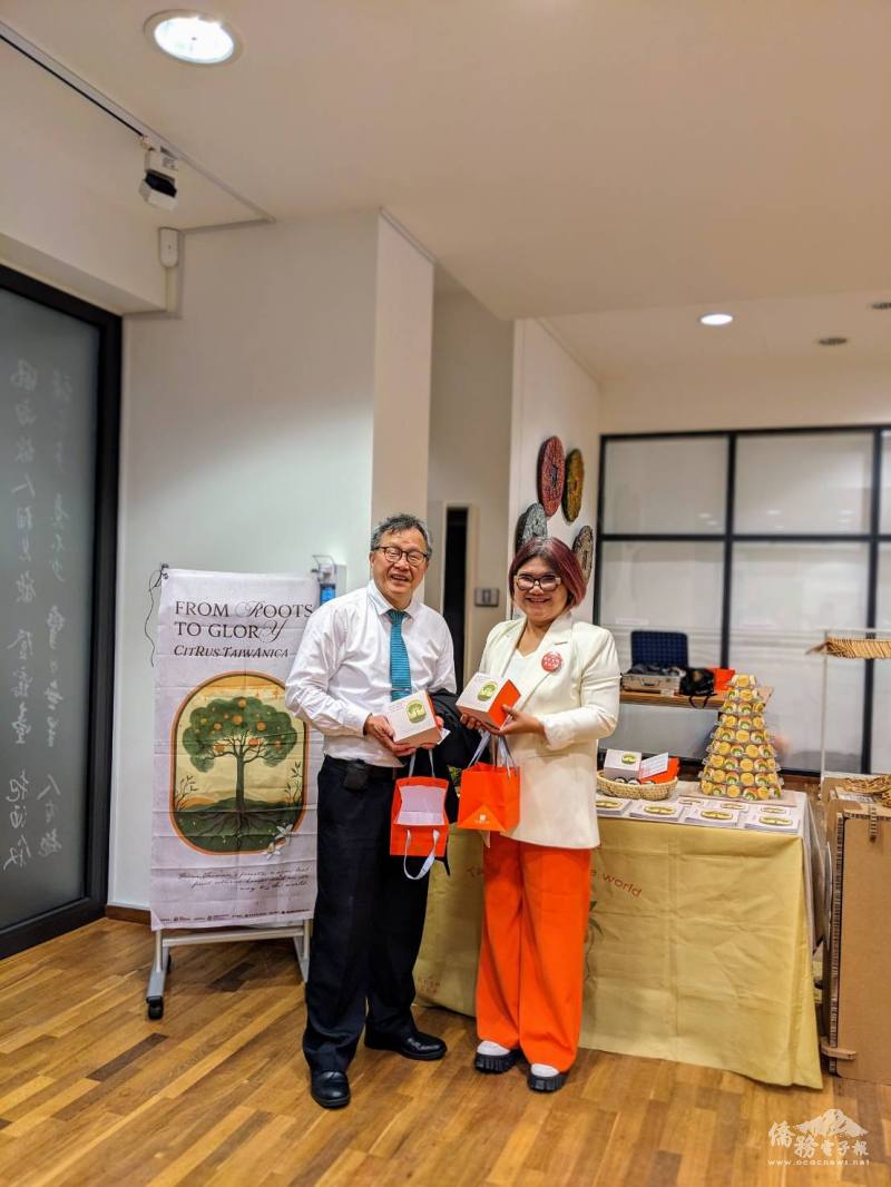 果醬創作者柯亞（右）與駐德大使謝志偉（左）相見歡，謝志偉感謝柯亞為南庄橙、賽夏族、臺灣付出了這麼多的努力