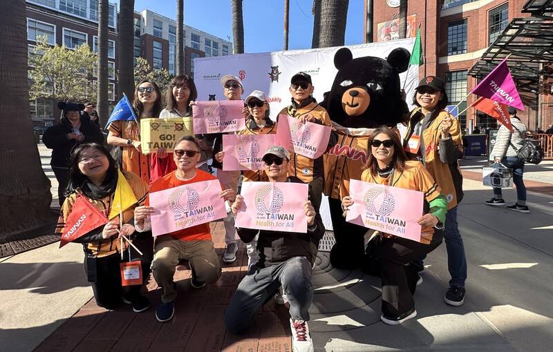 MLB巨人隊二度舉辦台灣日，駐舊金山辦事處長賴銘琪（後排右3）率辦事處人員到場支持。