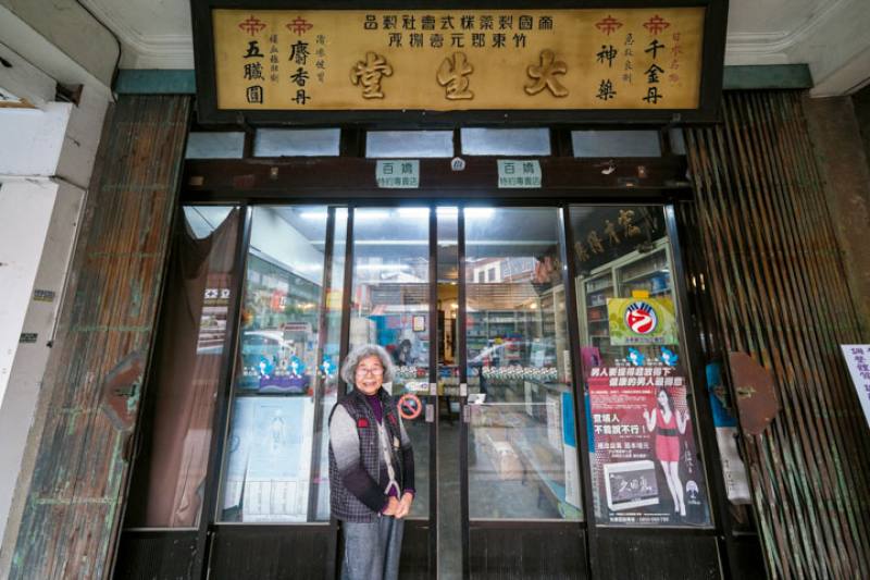 大生堂第四代經營者李美惠堅持守著日治時期的店招，成為珍貴的歷史見證。