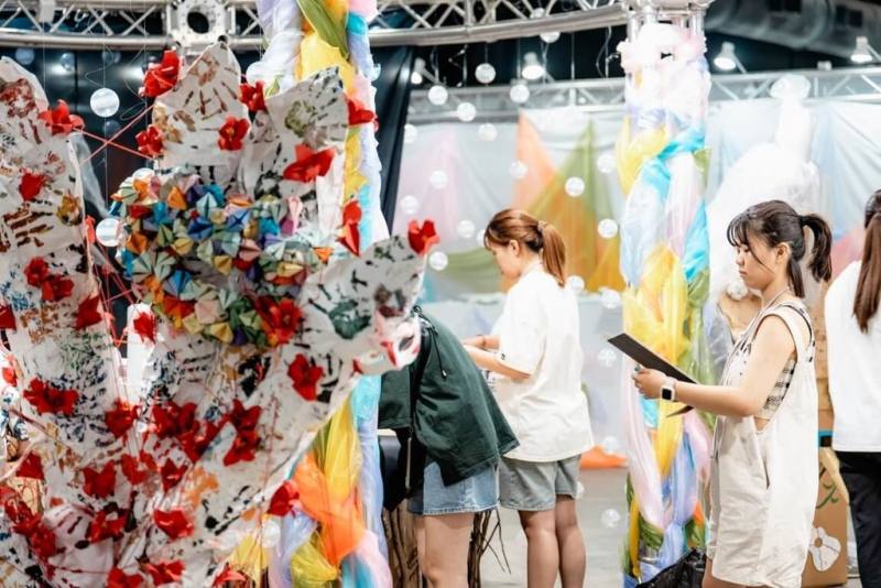 台灣設計科系年度盛事「青春設計節」1日起在高雄駁二藝術特區登場，相關設計作品於駁二大勇區C3、P2、P3，及蓬萊區B3、B4、B6共6棟倉庫展出。（高雄市文化局提供）