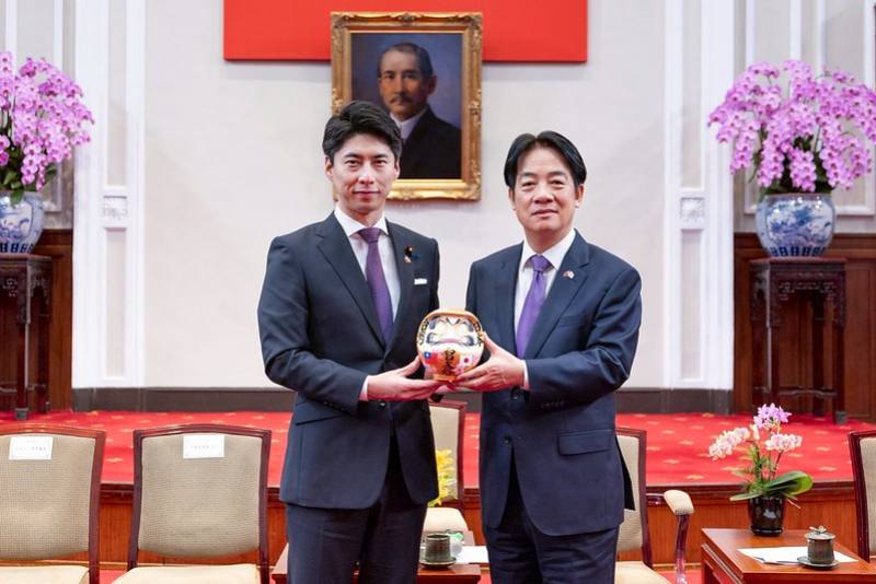 President Lai receives a gift from Japan's Liberal Democratic Party Youth Division Director Nakasone Yasutaka.