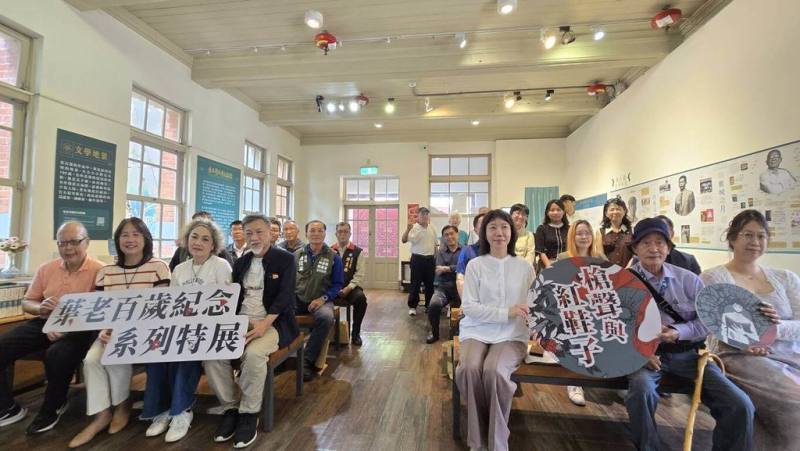適逢台灣文學家葉石濤誕辰100週年，「葉老百歲紀念系列特展–槍聲與紅鞋子」2日起在台南葉石濤文學紀念館揭幕，將持續展出至9月28日。（台南市政府提供）
