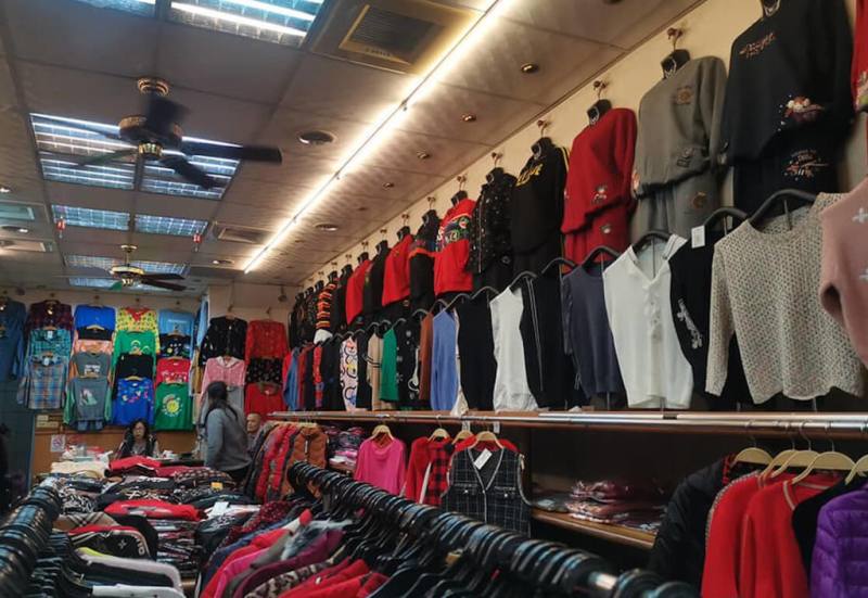 台中市政府將自2日起一連3天發放物調券，天津路商圈響應串聯131間店家推出「不惜本折扣」，鼓勵民眾走訪消費。圖為天津路商圈服飾店家一景。（民眾提供）