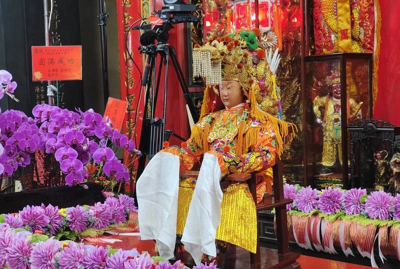 The Mazu statue selected for a 10-day procession is retrieved from her shrine to board her palanquin on Thursday. CNA photo May 1, 2025