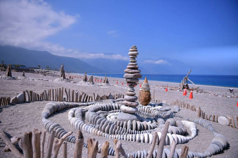 花蓮縣府與新城鄉公所在七星潭舉行國際疊石藝術季，邀國內外8組藝術家現場取材創作，希望打造繼美國、英國第三大疊石展區。（花蓮縣府提供）