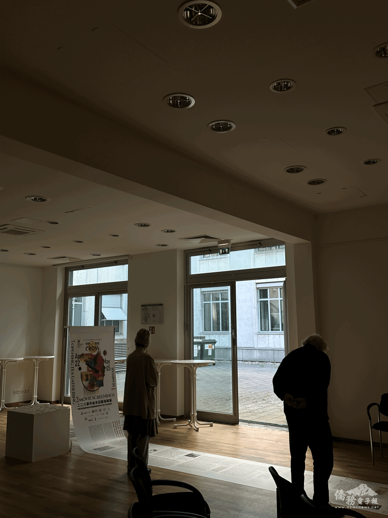 Early-arrived audiences were seen looking at the exhibited posters about the 228 Incident in Taiwan.