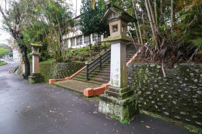 員崠山神社遺址見證了竹東的石化開採，參拜道階梯入口處的石燈籠至今仍保留完整。