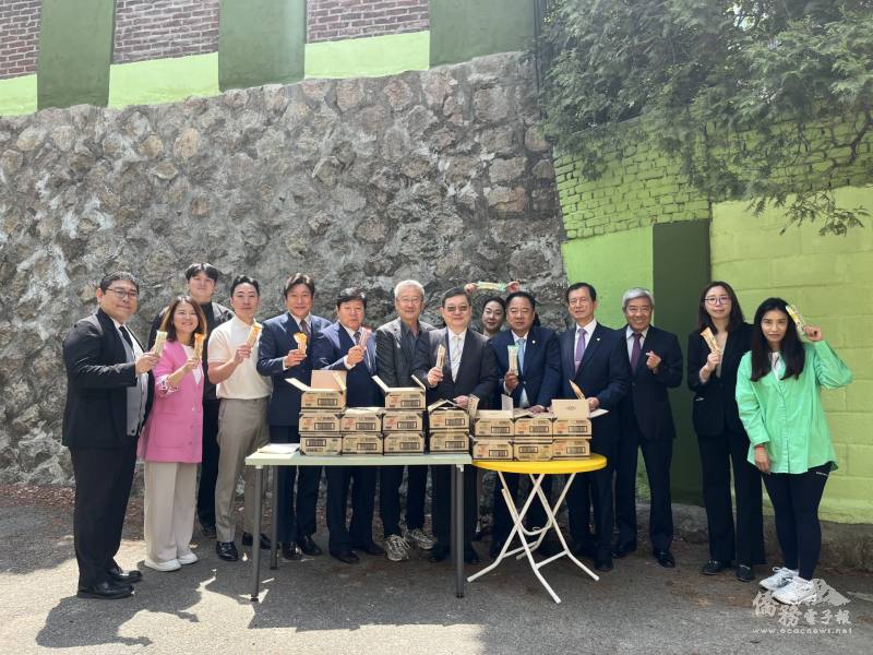 梁光中與所有貴賓合影，並感謝韓華首爾青年會捐贈漢中冰淇淋與師生同慶