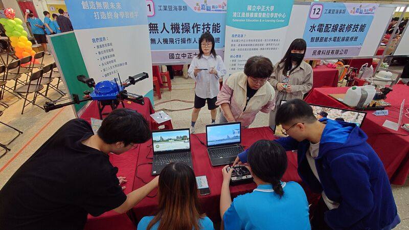 嘉義縣政府與吳鳳科技大學2日在東石高中合作舉辦「嘉義縣高中職職涯博覽會」，現場有攤位提供無人機操控技能模擬訓練，吸引學生爭相體驗