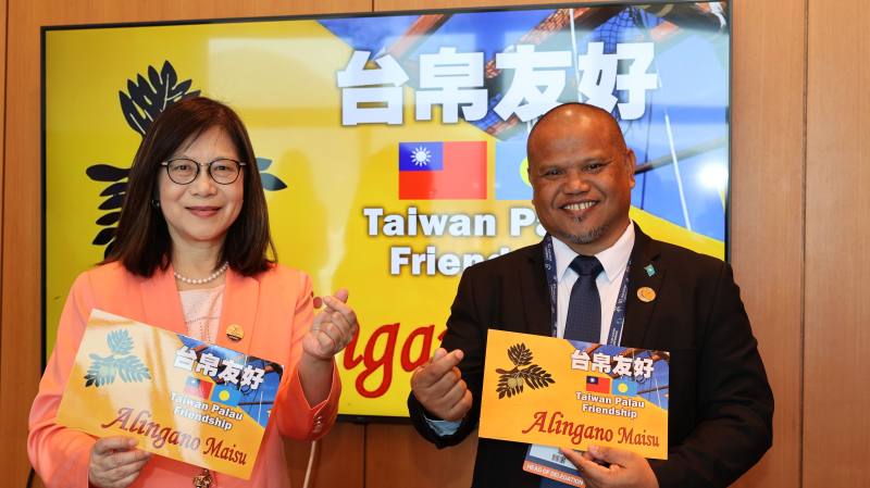 管碧玲主委與帛琉農漁暨環境部部長Steven Victor持「台帛友好」合照，象徵臺帛友好情誼