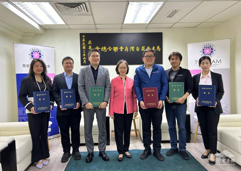 駐馬來西亞大使葉非比代表僑委會委員長徐佳青頒發僑務榮譽職聘書