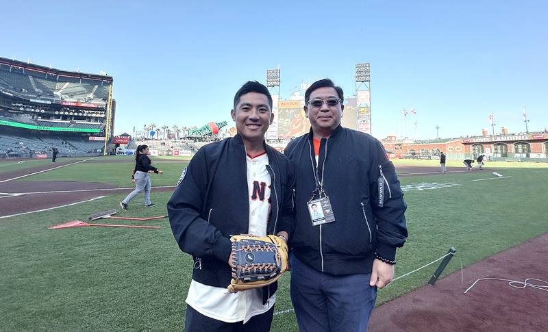 MLB巨人隊台灣日，高球名將潘政琮（左）開球，與長榮航空駐舊金山分公司總主任吳駿杰合影。