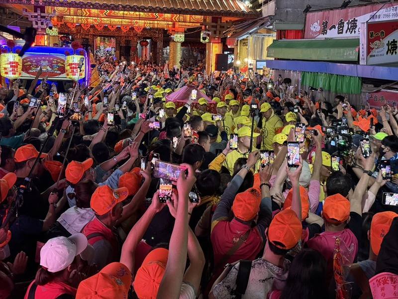 The ritualistic palanquin carrying a statue of sea goddess Mazu takes off at midnight on Friday from Miaoli County's Baishatun Gongtian Temple to embark on a 10-day procession to Yunlin County's Beigang Chaotian Temple. CNA photo May 2, 2025