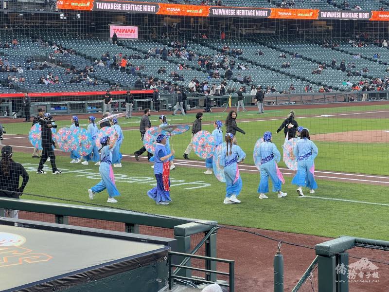 來自金山灣區僑社組成的舞團Jolly Dancer帶來具臺灣客家文化特色的舞蹈表演