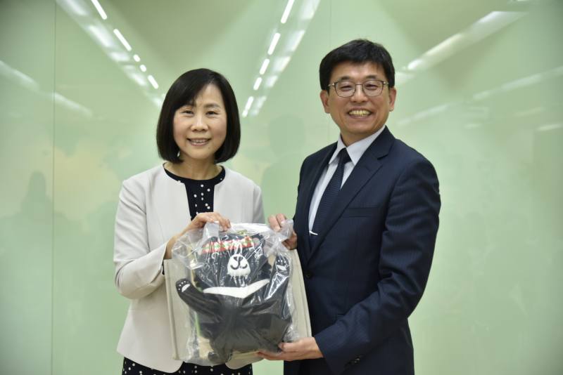 榮幼娥贈送葉劍木紀念品