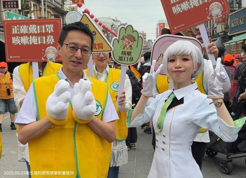 白沙屯媽祖遶境，衛生福利部疾病管制署副署長羅一鈞（前左）3日任「防疫隊長」，率疾管署「疾病擬人Disease」人氣角色「白靜」組「防疫特攻隊」。（疾管署提供）