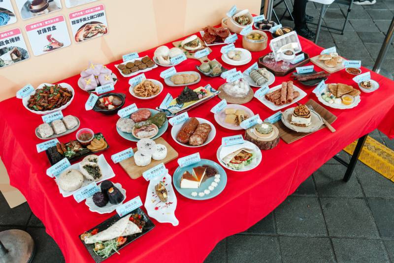 台北市政府產業發展局3日揭曉傳統市場「點心運動會」金賞得主，東方小食組為士東市場的童家饅頭等3家獲獎，西方茶點組則是水源市場的索菲烤布蕾等3家奪下獎項。（產發局提供）