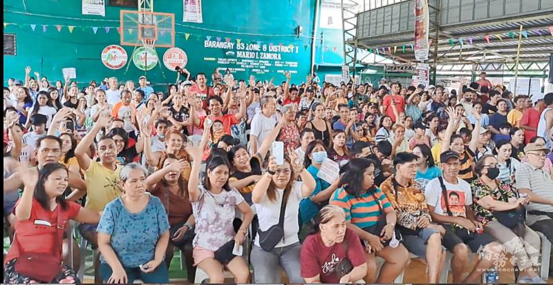 參與活動菲國民眾擠滿活動廣場熱情見證臺灣愛心與參與國際訴求